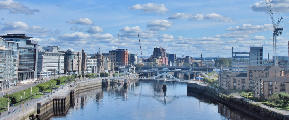 El río Clyde en Glasgow, una ciudad universitaria dinámica y creativa, ideal para estudiantes en el Reino Unido.